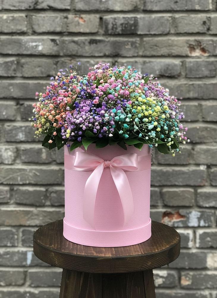 Цветочная композиция из Гипсофила и Розы в шляпной коробке в Нарьян-Маре