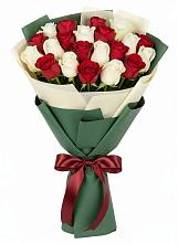 Букет Микс из красных и белых роз в Нарьян-Маре