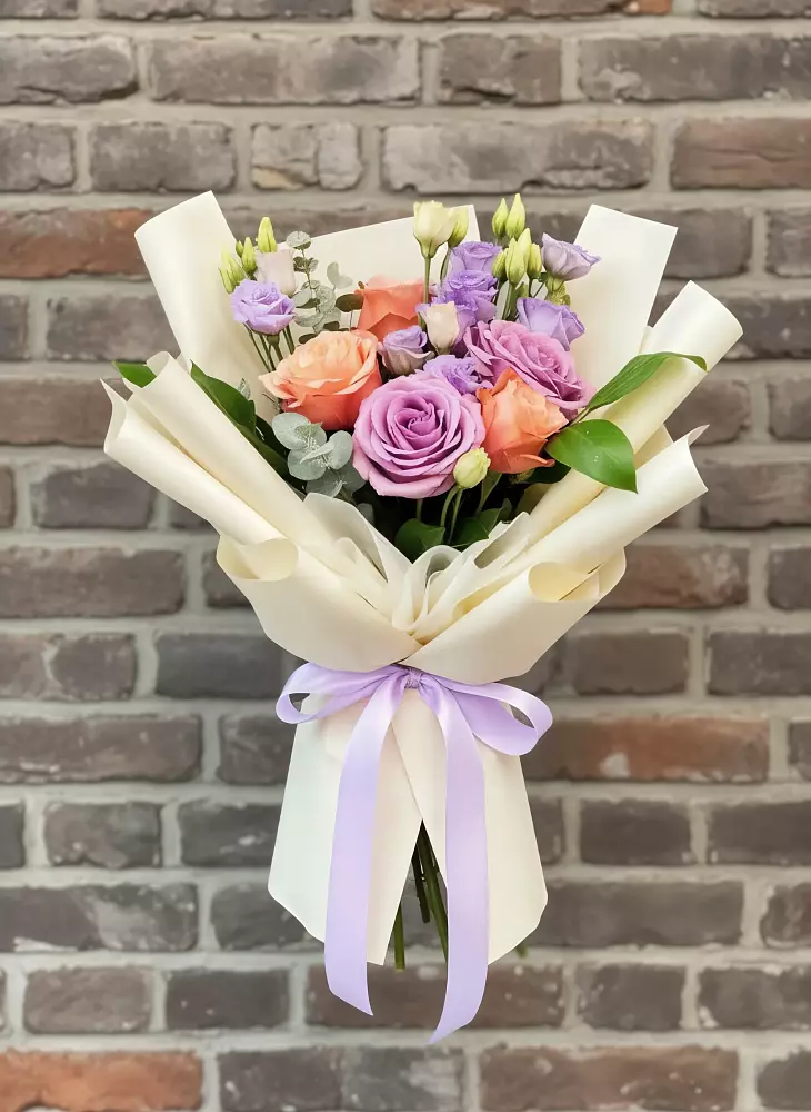 Букет цветов из: Лизиантусы и Розы в Нарьян-Маре