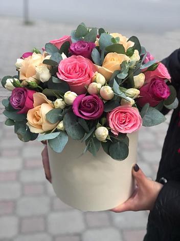 Цветочная композиция из Розы в шляпной коробке в Нарьян-Маре