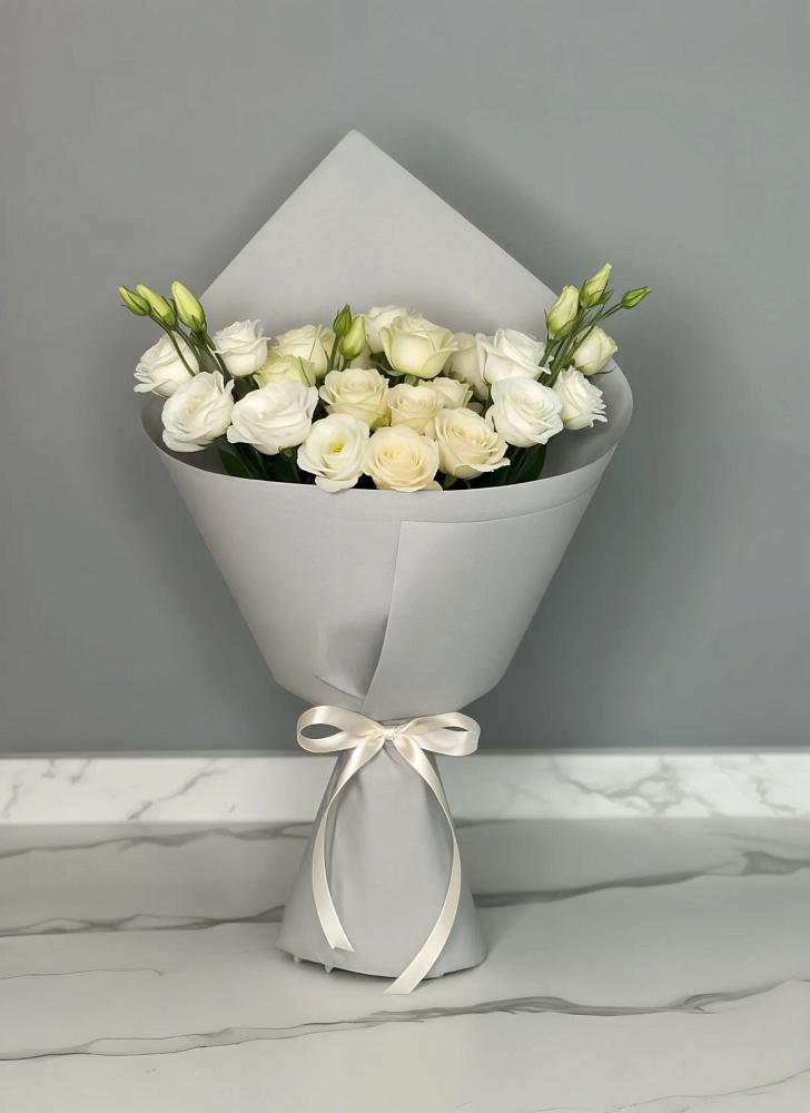 Букет цветов из: Розы и Лизиантусы в Нарьян-Маре