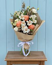 Букет цветов из:  Альстромерии, Лизиантусы, Розы и Хризантемы в Нарьян-Маре