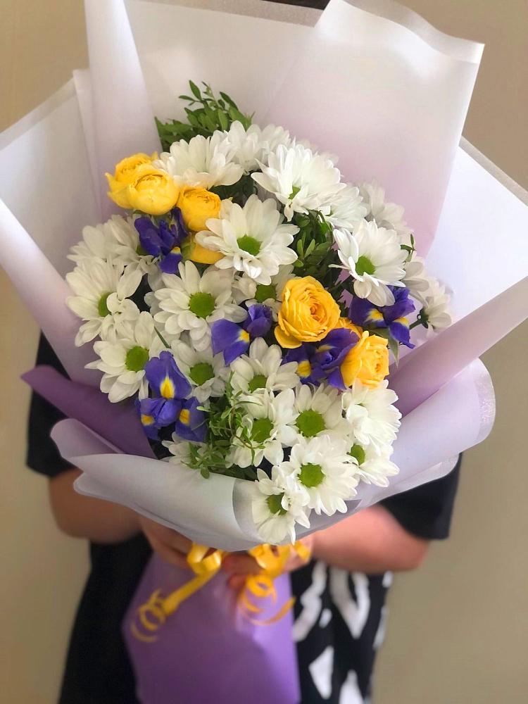 Букет цветов из: Ирисы, Хризантемы и Розы в Нарьян-Маре
