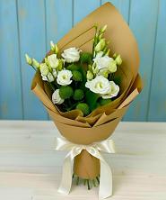 Букет цветов из:  Хризантемы и Лизиантусы в Нарьян-Маре