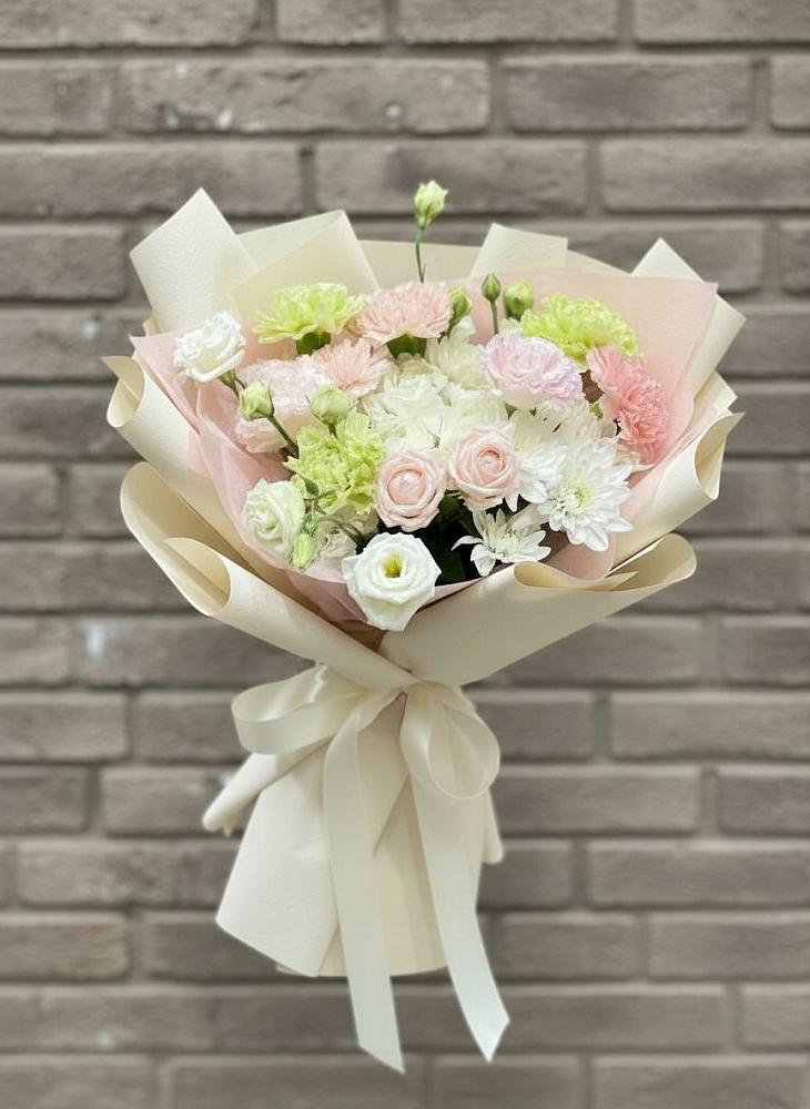 Букет цветов из: Гвоздики, Розы, Лизиантусы и Хризантемы в Нарьян-Маре