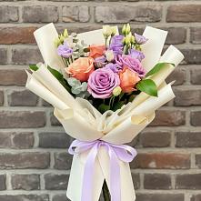 Букет цветов из:  Лизиантусы и Розы в Нарьян-Маре