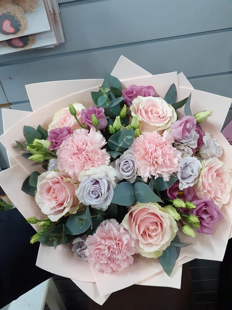 Букет цветов из: Розы, Гвоздики и Лизиантусы в Нарьян-Маре