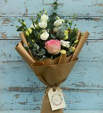 Букет цветов из:  Розы и Лизиантусы в Нарьян-Маре