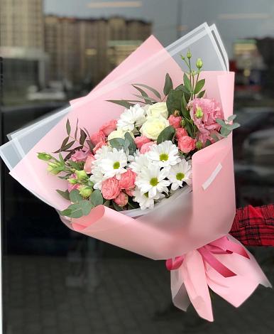 Букет цветов из: Розы, Лизиантусы и Хризантемы в Нарьян-Маре