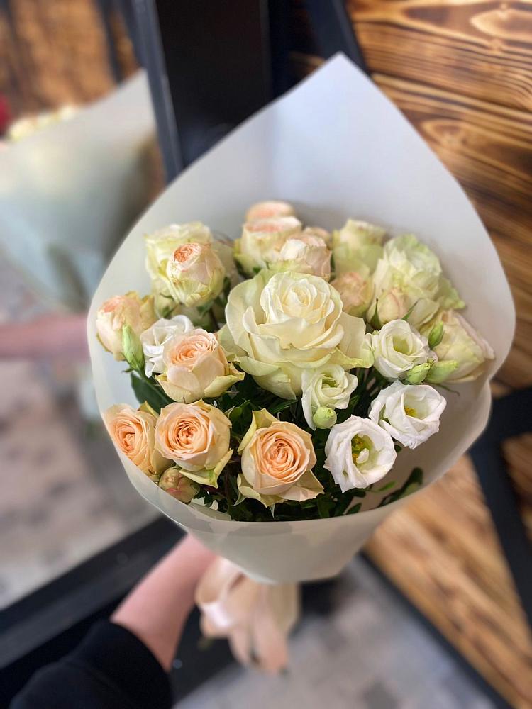 Букет цветов из: Розы и Лизиантусы в Нарьян-Маре